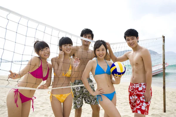 Amigos Chinos Posando Con Red Voleibol Playa Pelota — Foto de Stock