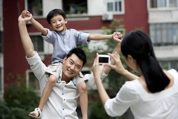 Mother Taking Picture Man Carrying Son Shoulders — Stock Photo, Image