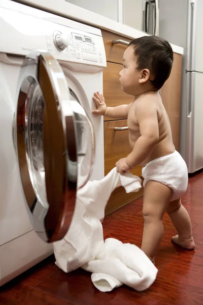 Chinese Infant Putting Laundry Washing Machine — Stock Photo, Image