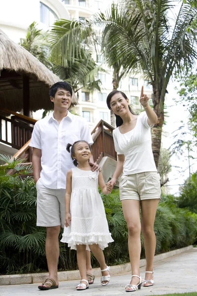 Chinese Parents Daughter Standing Pointing Tourist Resort — Stock Photo, Image