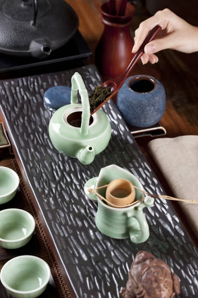 Female Hand Putting Tea Leaves Teapot Ceremony — Stock Photo, Image