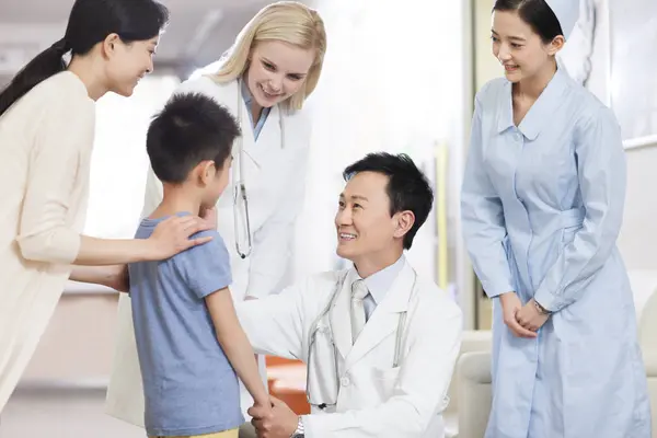 Kinesiska Läkare Prata Med Pojken Sjukhus — Stockfoto