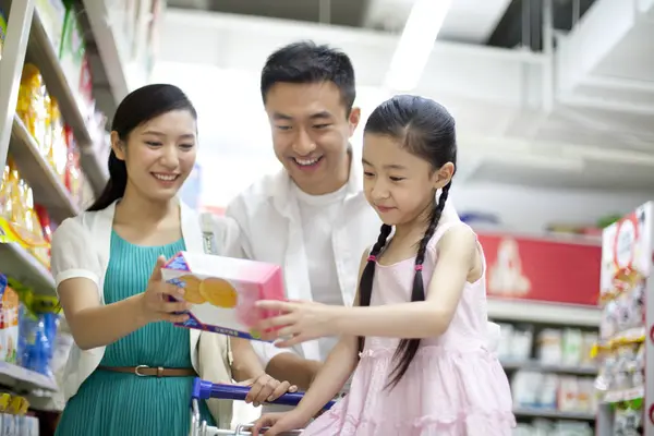 Familia China Eligiendo Cookies Supermercado — Foto de Stock
