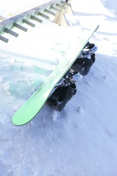 滑雪板躺在雪地里 — 图库照片