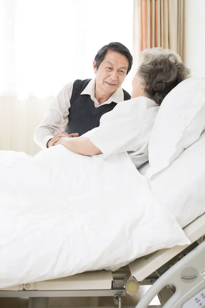Kínai Vezető Férfi Látogató Felesége Kórházban — Stock Fotó