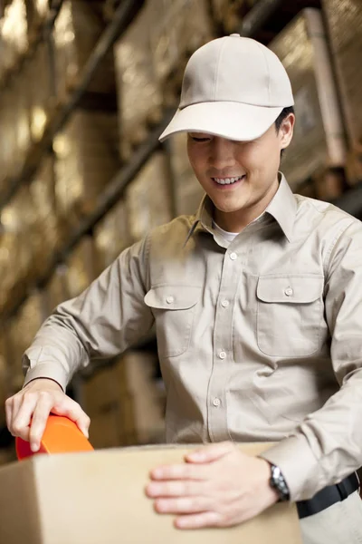 Männlicher Chinesischer Lagerarbeiter Beim Packen Von Kartons — Stockfoto