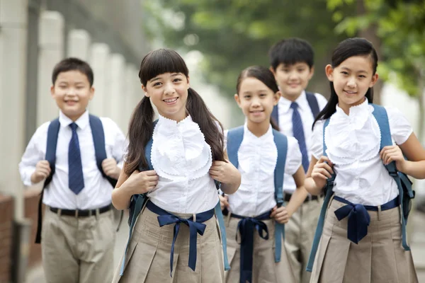 Des Écoliers Chinois Uniforme Scolaire Posant Dans Rue — Photo