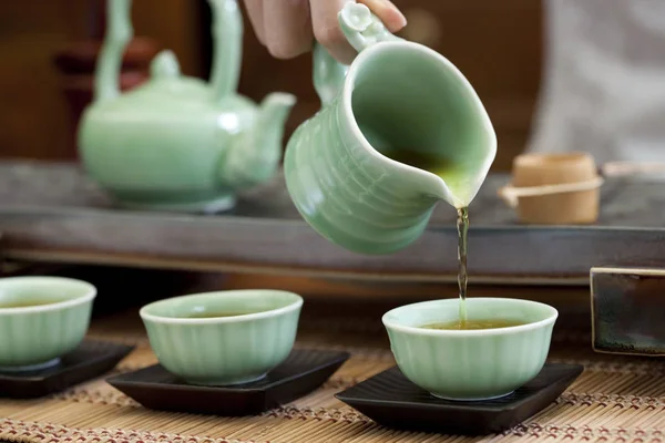 Ręka Zalewanie Herbaty Herbata Kubki — Zdjęcie stockowe