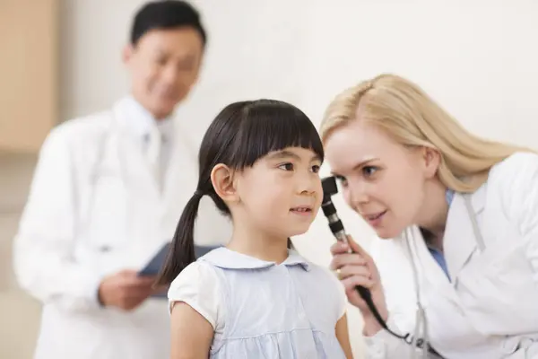 Médecins Examinant Fille Oreille Hôpital — Photo