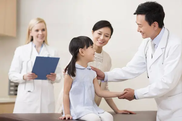 Chinois Médecin Masculin Parler Avec Fille Hôpital — Photo