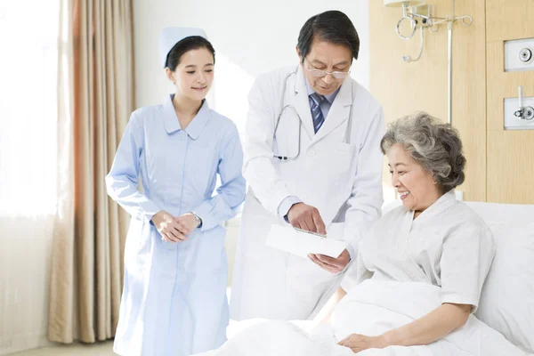 Trabajadores Médicos Chinos Hablando Con Paciente Hospital —  Fotos de Stock