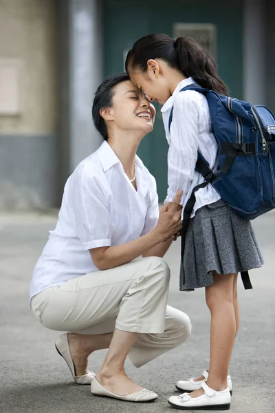 Estudante Chinês Cara Cara Com Avó — Fotografia de Stock