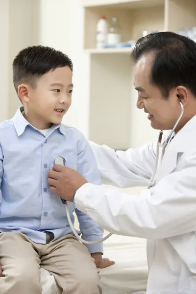 Chino Maduro Médico Examinar Chico Hospital — Foto de Stock