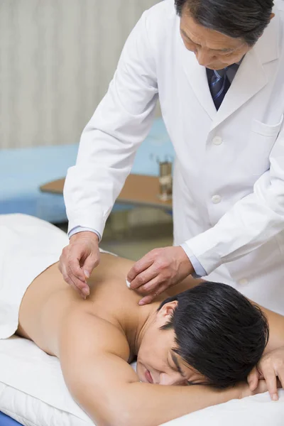 Médico Chinês Sênior Dando Acupuntura Paciente Masculino — Fotografia de Stock