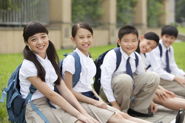 Chińskich Uczniów Siedząc Podłodze Dziedzińcu Szkoły — Zdjęcie stockowe