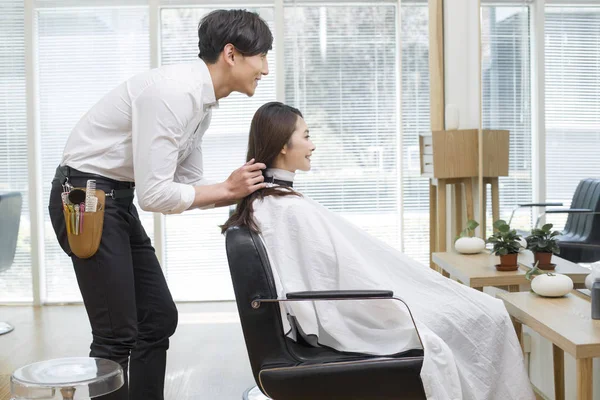 Chinesischer Friseur Gespräch Mit Kunden Friseursalon — Stockfoto