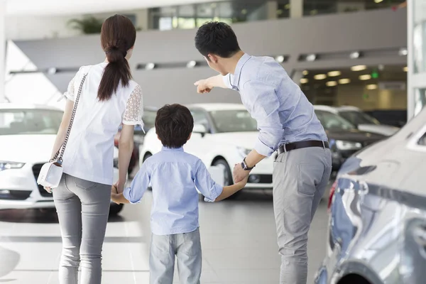 Família Olhando Para Carros Showroom Visão Traseira — Fotografia de Stock