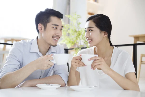 Chinesisches Paar Sitzt Mit Tassen Kaffee Café — Stockfoto