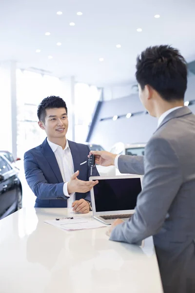 Chinese Car Dealer Giving Man Car Keys Showroom — Stock Photo, Image