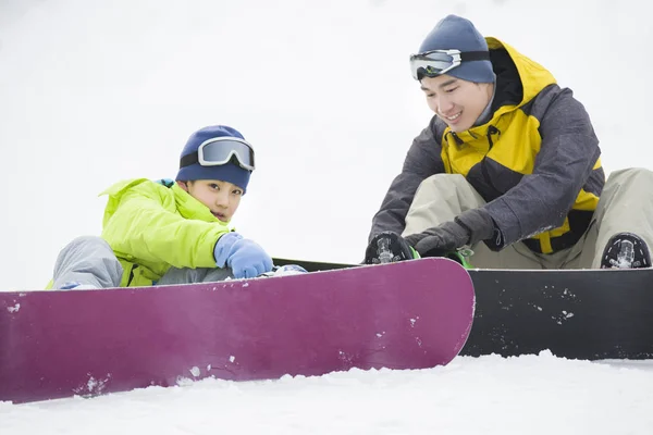 Cinese Padre Aiutare Figlio Indossare Snowboard Marcia Neve — Foto Stock