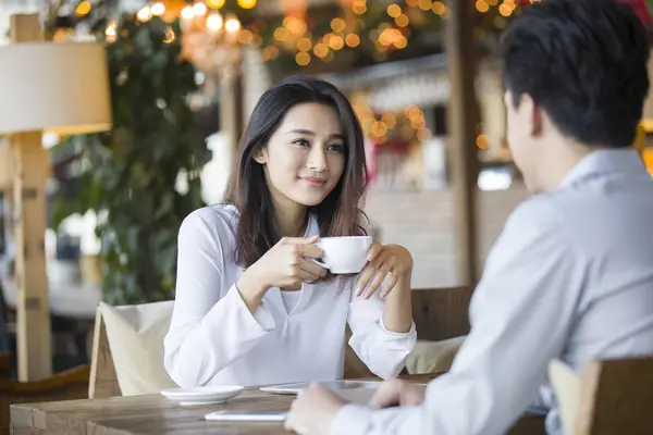 Chinese Vrouw Man Praten Met Koffie Het Café — Stockfoto