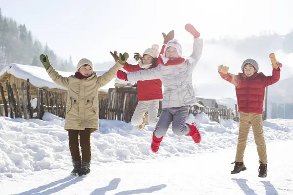 Китайские Дети Прыгают Снег — стоковое фото