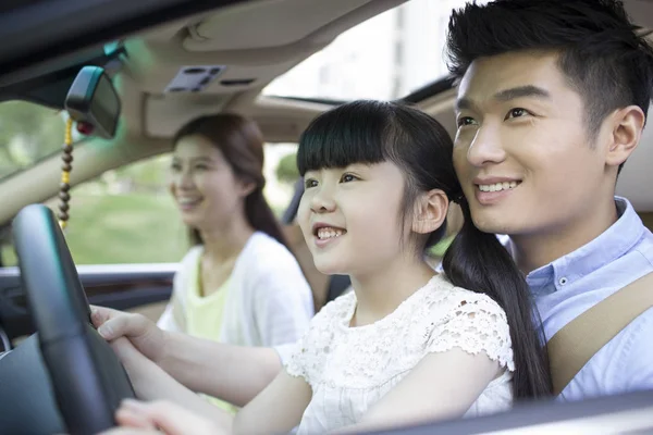 Çinli Çift Arabada Oturan Kızı Ile — Stok fotoğraf