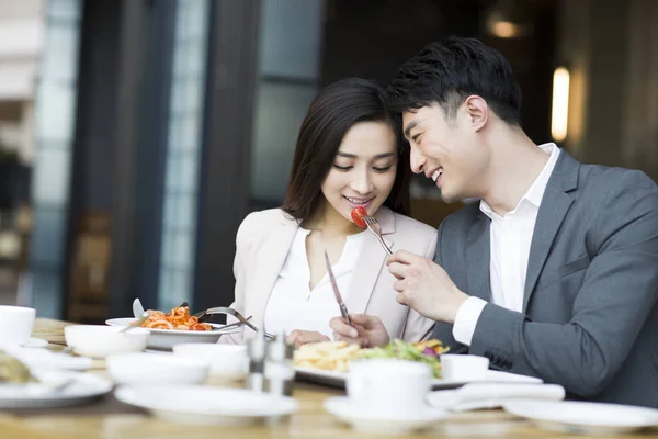 Chinesischer Mann Füttert Freundin Restaurant — Stockfoto