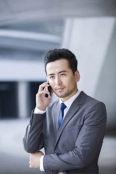 Китайский Бизнесмен Разговаривает Телефону Улице — стоковое фото