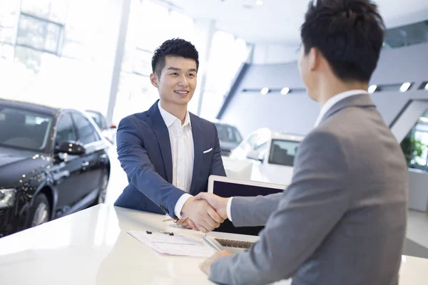 Chinese Man Shaking Hands Car Dealer Showroom — Stock Photo, Image