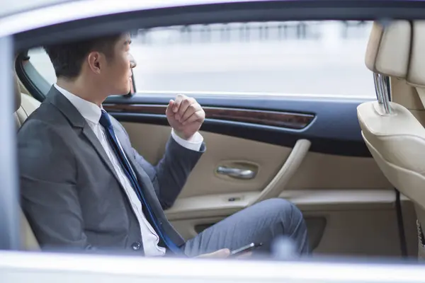 Hombre Negocios Chino Sentado Asiento Trasero Del Coche — Foto de Stock