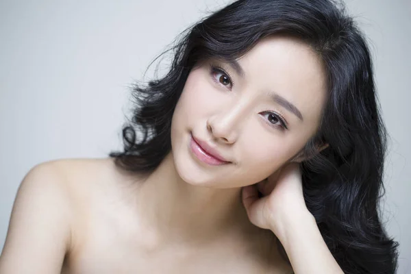 Baş Eğerek Güzel Çinli Kadın Portresi — Stok fotoğraf