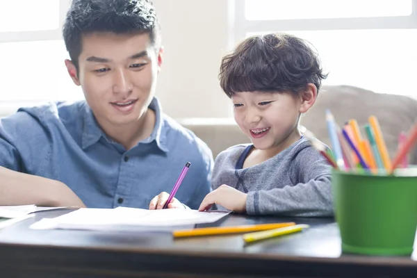 Çince Baba Neşeli Oğlu Ödevlerinde Yardım — Stok fotoğraf
