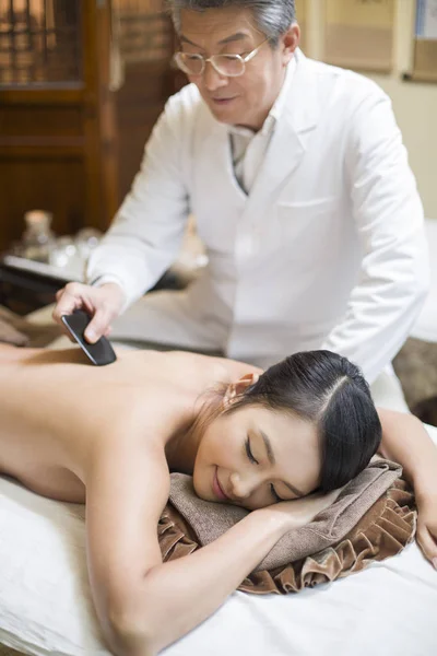 Senior Chinese Doctor Performing Scrapping Massage Female Patient — Stock Photo, Image