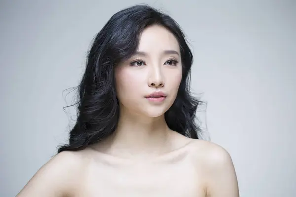 Portret Van Prachtige Chinese Vrouw Met Natuurlijke Make — Stockfoto