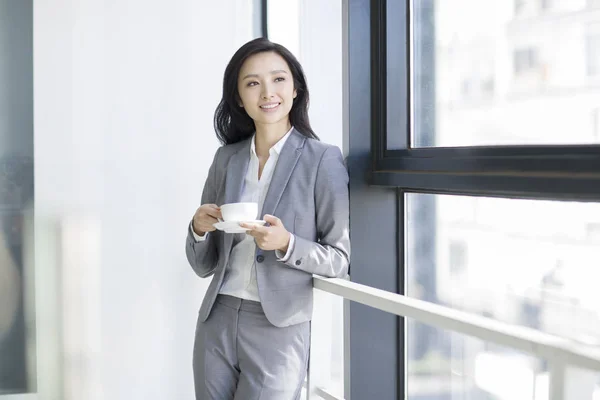 Kinesisk Affärskvinna Tar Kaffepaus Jobbet — Stockfoto