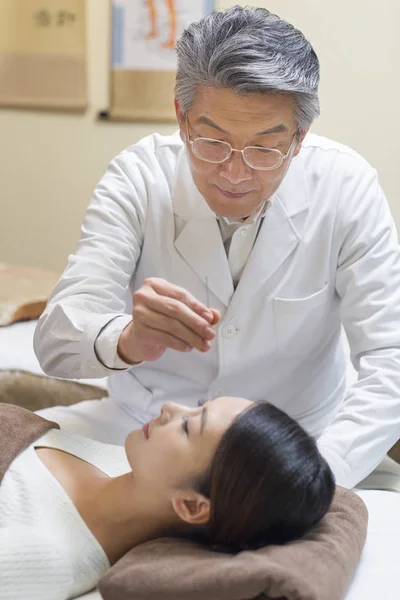 Senior Arts Uitvoeren Van Acupunctuur Behandeling Vrouwelijke Gezicht — Stockfoto
