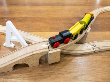 Ahşap oyuncak tren ahşap Ray üzerinde.