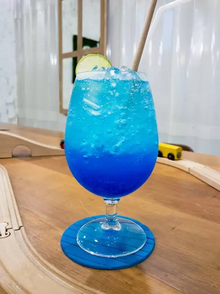 Синій Гаваї соди в Кубок скла, Mocktail — стокове фото