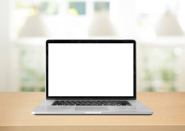 Tablo boş ekrana sahip dizüstü bilgisayarı. iç arka plan, arka plan bulanık. Beyaz Oda windows ve yeşil doğa arka plan karşı. lamba