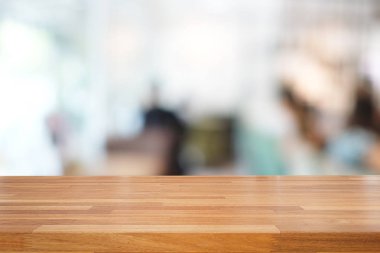 Ahşap masa ve iç arka plan, ürün görüntüleme, bokeh ile ışık arka plan bulanık ürün montaj için hazır boş
