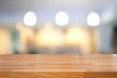 Ahşap masa ve iç arka plan, ürün görüntüleme, bokeh ile ışık arka plan bulanık ürün montaj için hazır boş