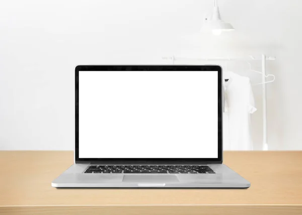 Laptop Com Tela Branco Mesa Fundo Interior Fundo Borrado Sala — Fotografia de Stock