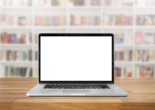 Laptop Com Tela Branco Mesa Fundo Interior Estante Biblioteca — Fotografia de Stock