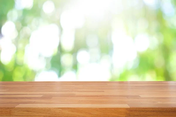 Vyprázdněte Dřevěný Stůl Zelené Venkovní Zázemí Vystavení Zboží Rozmazané Pozadí — Stock fotografie