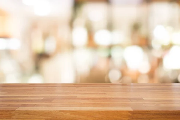 空の木製テーブルと内部の背景は 製品の表示 ぼやけて製品モンタージュのための明るい背景のボケ味と準備ができて — ストック写真