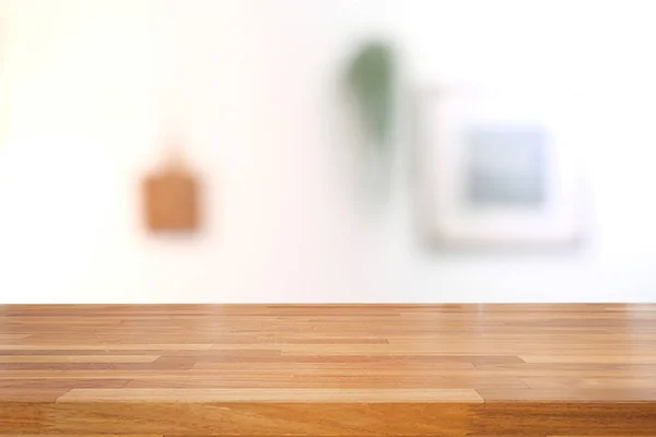 空の木製テーブルとモダンなライブラリ背景は 製品の表示 — ストック写真
