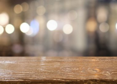 Boş ahşap masa ve kafe arka plan bulanık insanlarda