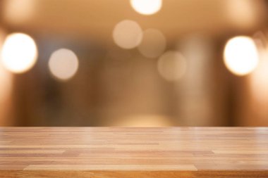 Boş ahşap masa ve iç arka plan, ürün görüntüleme, bokeh ile ışık iç arka plan hazır ürün montaj için bulanıklık