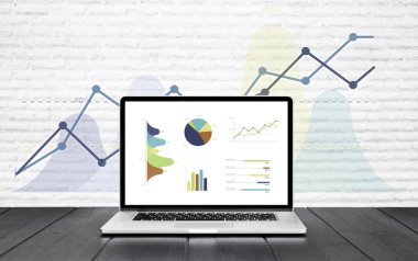 Grafikler ve grafik renkli grafik gösteren ahşap masa üstünde laptop